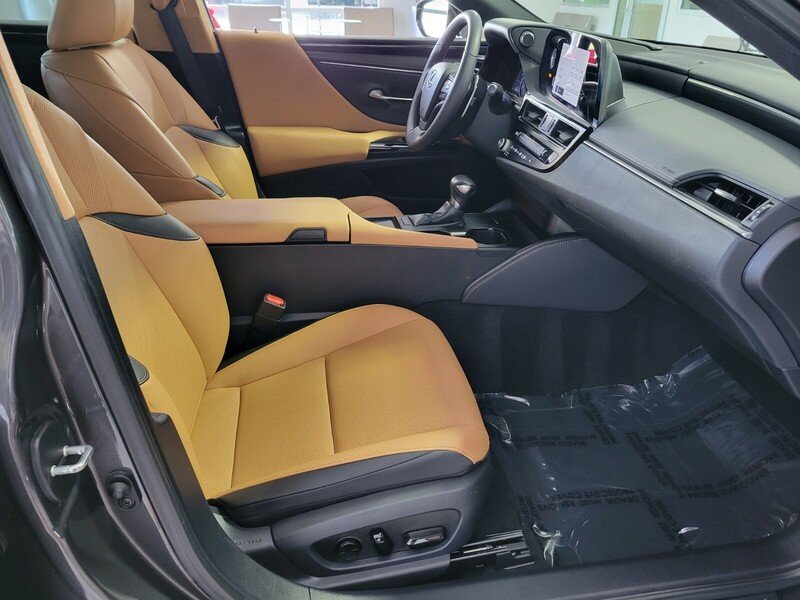 2025 Lexus ES 350 - Photo 18