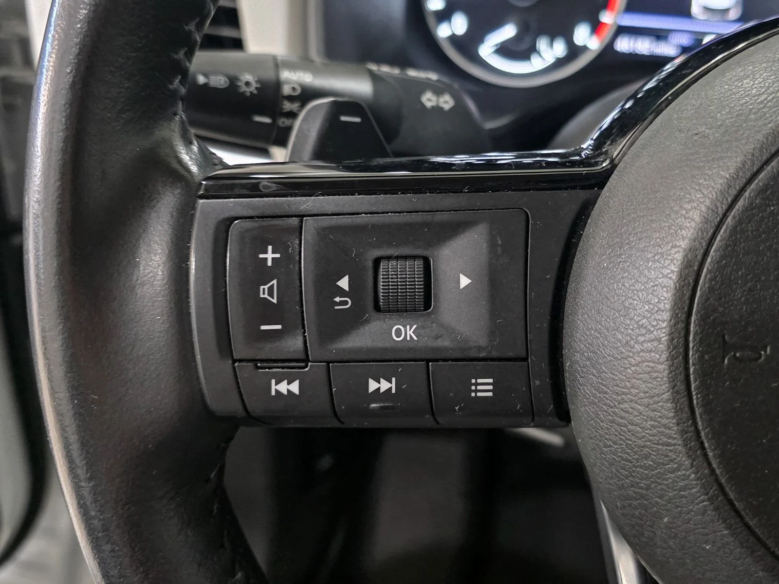 Used 2023 White Nissan SL image 33