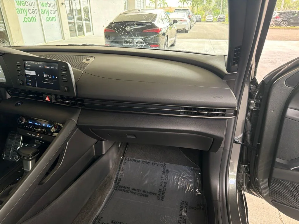 Used 2025 Gray Hyundai SEL Sport image 31