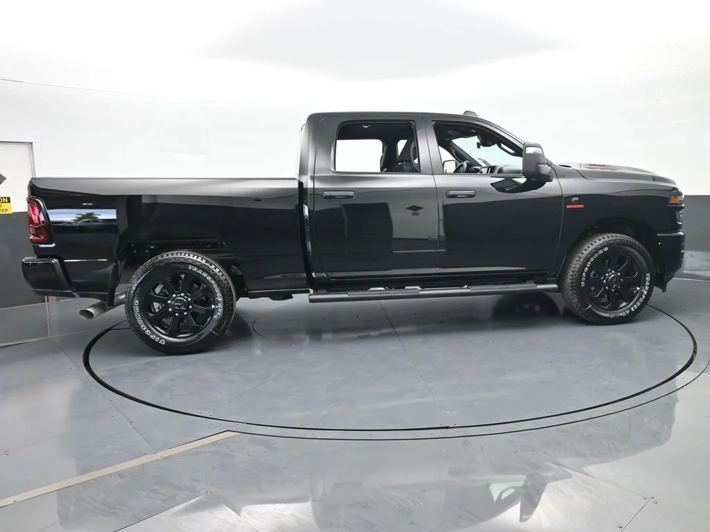 New 2026 Diamond Black Crystal Pearl-Coat Exterior Paint RAM Tradesman image 7