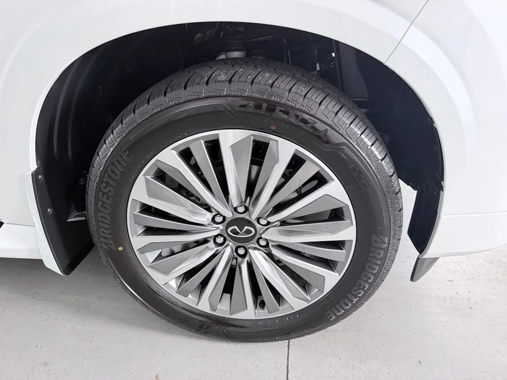 New 2027 RADIANT WHITE INFINITI Luxe 2WD image 5