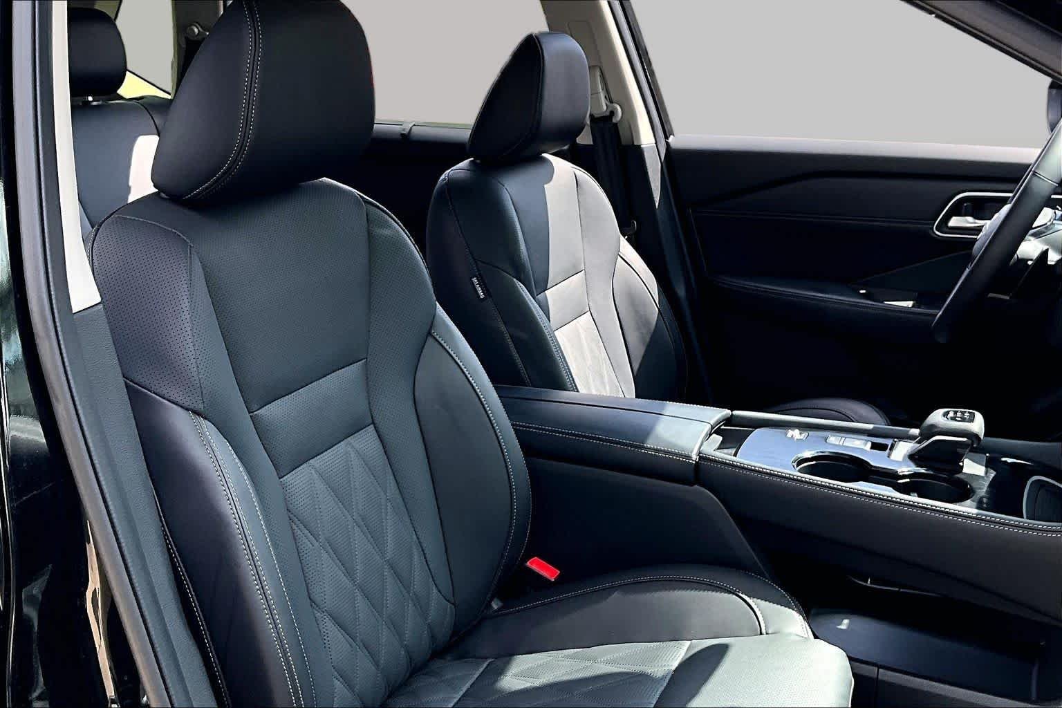 Used 2025 Super Black Nissan Platinum image 9
