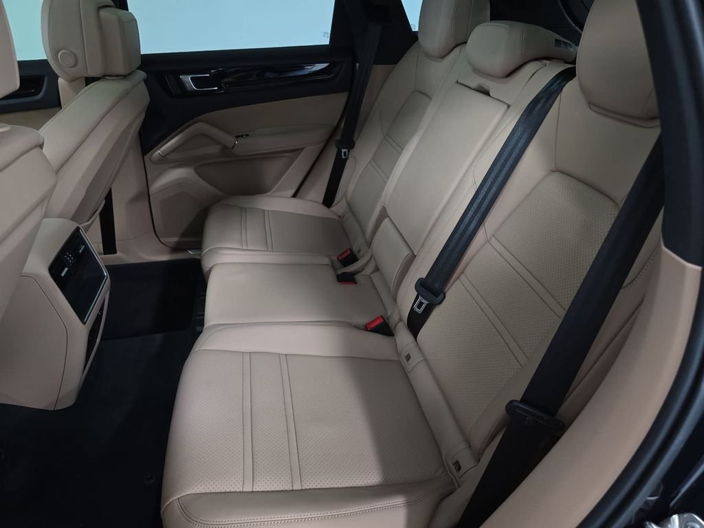 Certified Used 2023  Porsche Base image 27
