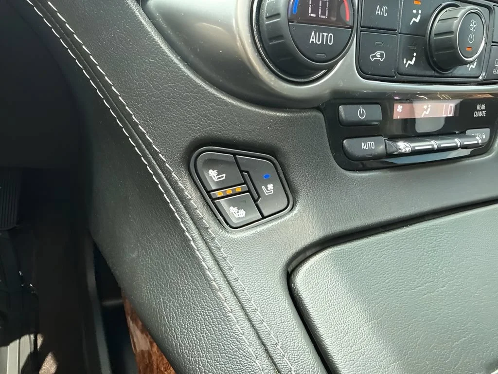 Used 2018 BLACK Chevrolet Premier image 27
