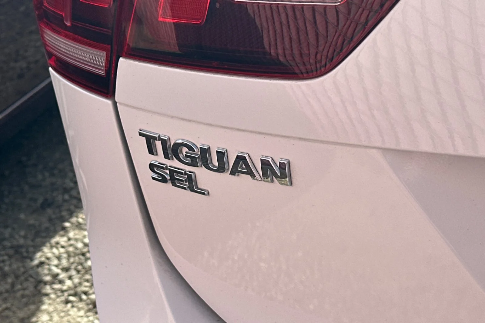 Used 2018 White Volkswagen SEL Premium image 7