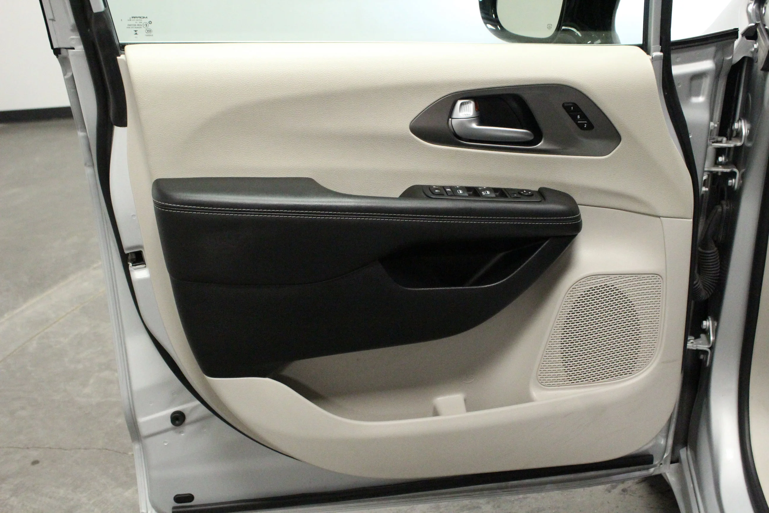 Used 2024 Silver Mist Clearcoat Chrysler Touring L image 19