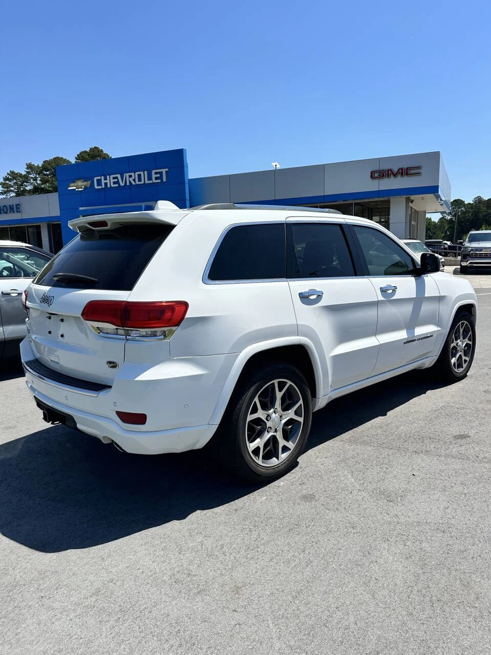 Used 2020 White Jeep Overland 4x4 4dr SUV image 10