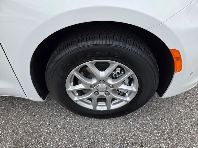 New 2027 Bright White Clear-Coat Exterior Paint Chrysler Select image 17