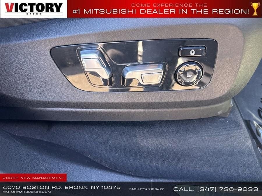 Used 2024 White BMW xDrive40i image 16