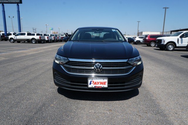Used 2024  Volkswagen SE image 2