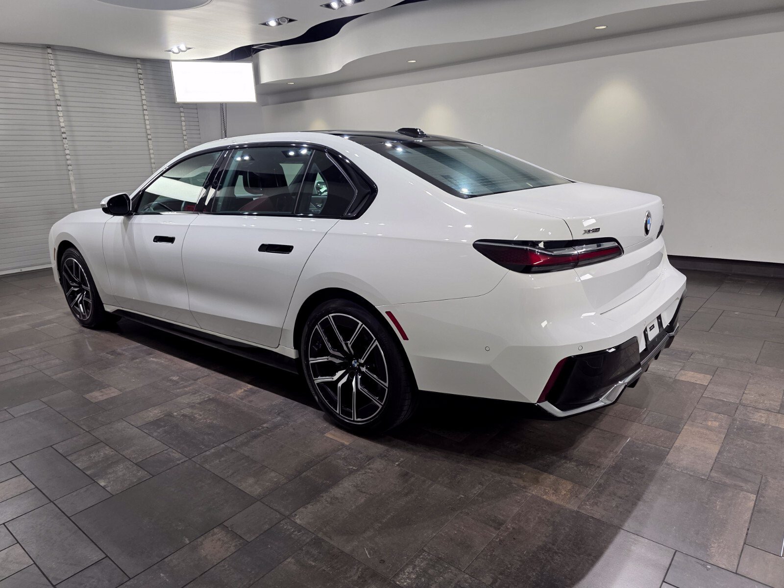 Used 2025 Alpine White BMW 740i xDrive Sedan image 4