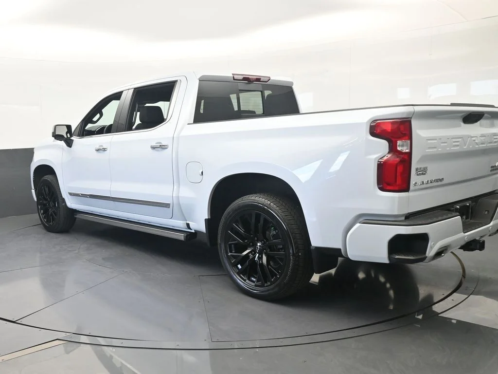 Used 2026 Summit White Chevrolet High Country image 3
