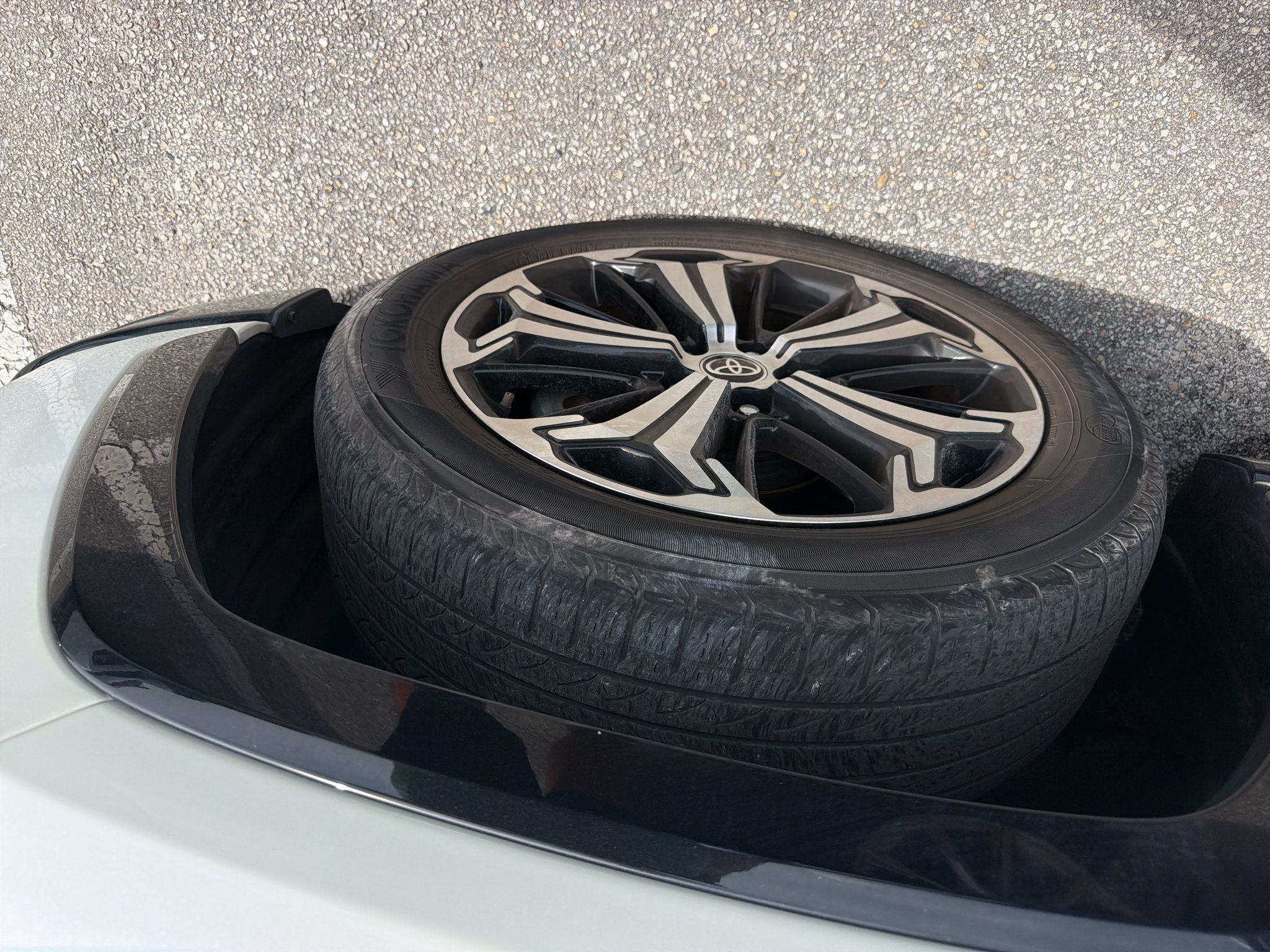Used 2022 Blizzard Pearl/Midnight Black Metallic Toyota XSE image 6