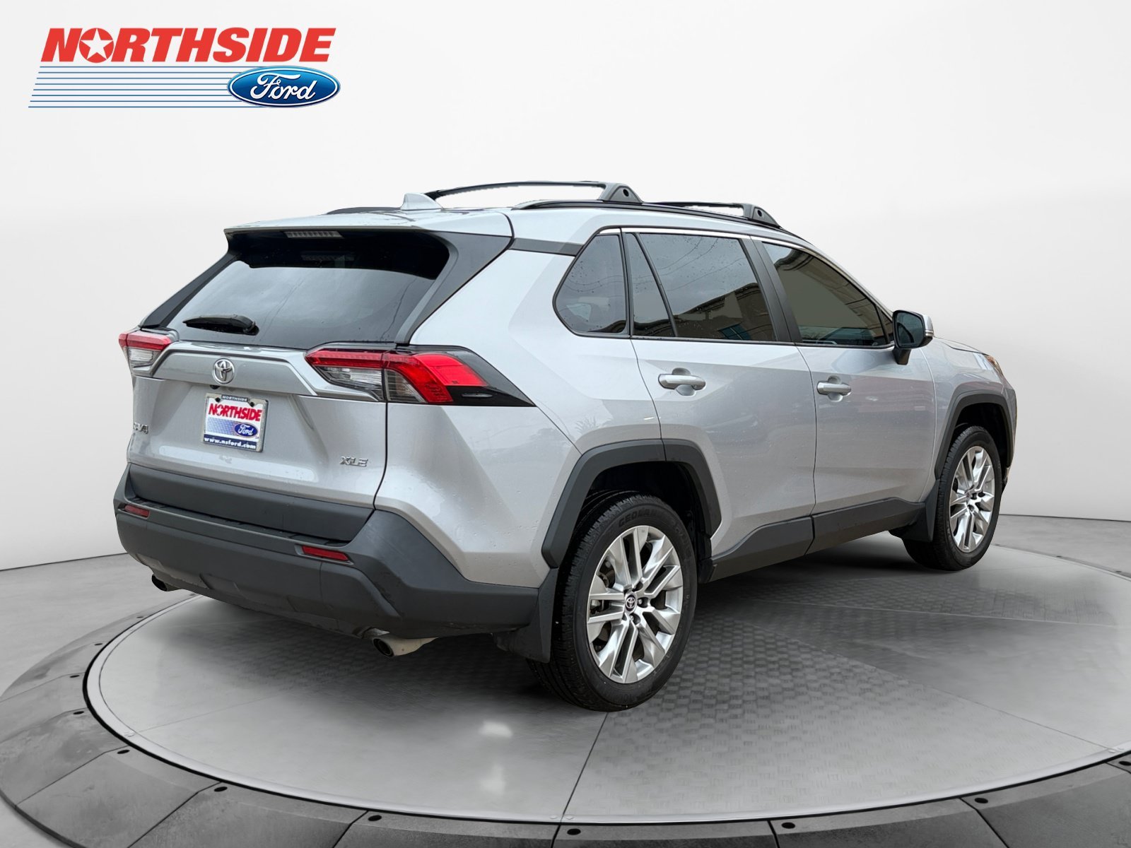 Used 2024 Silver Sky Metallic Toyota XLE Premium image 7