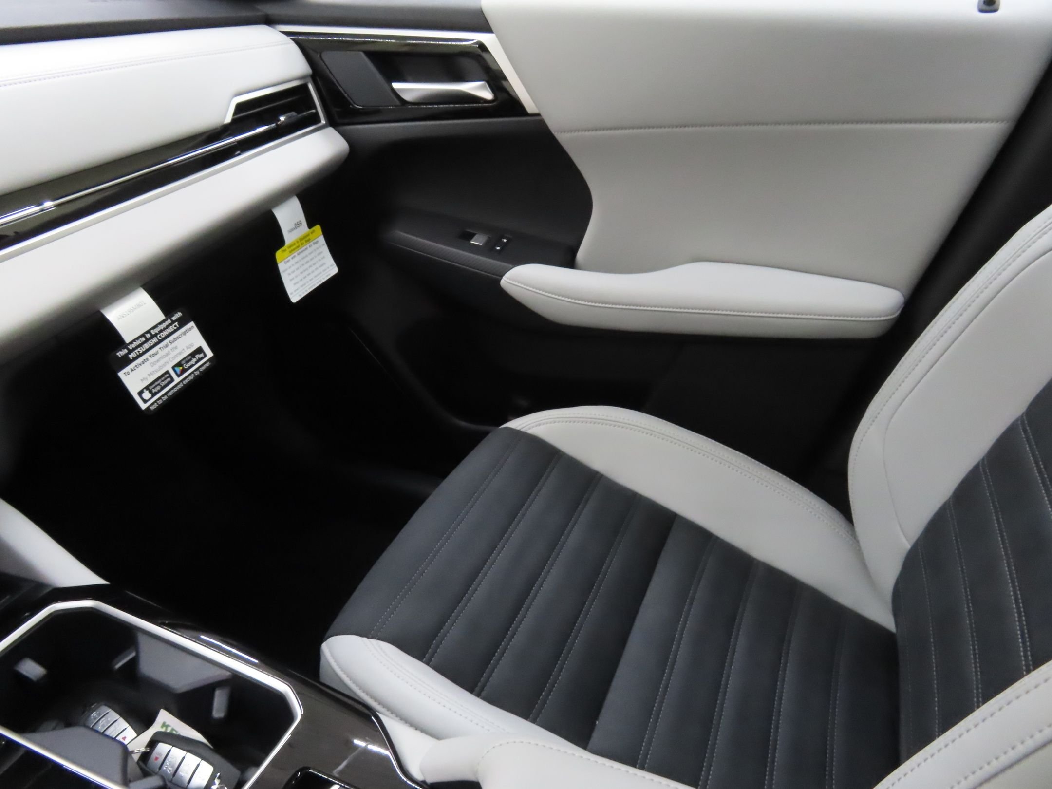 Used 2025 Red Mitsubishi SE image 20