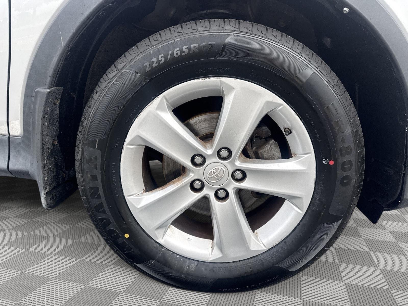 Used 2014 Classic Silver Metallic Toyota XLE image 3
