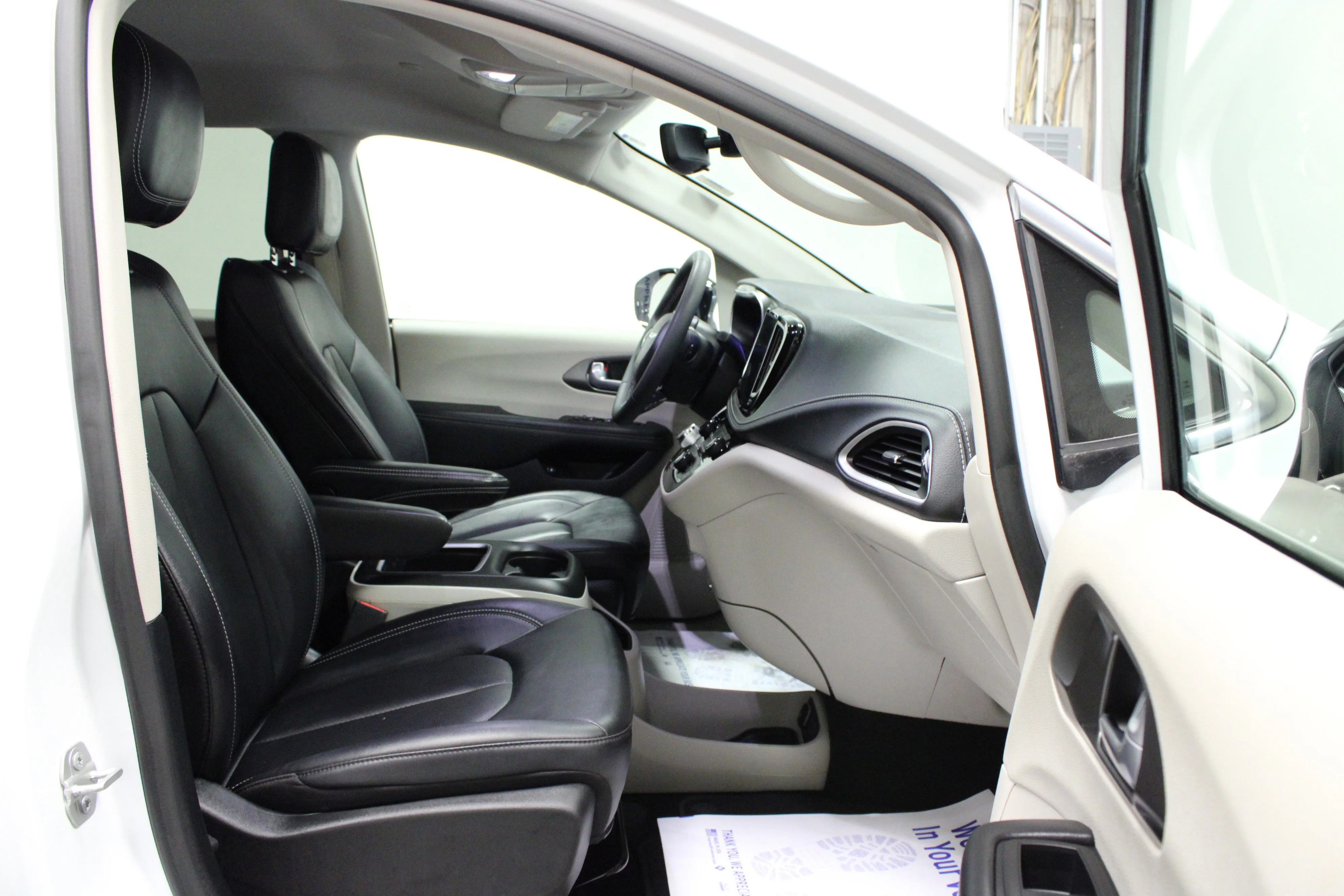Used 2024 Bright White Clearcoat Chrysler Select image 17