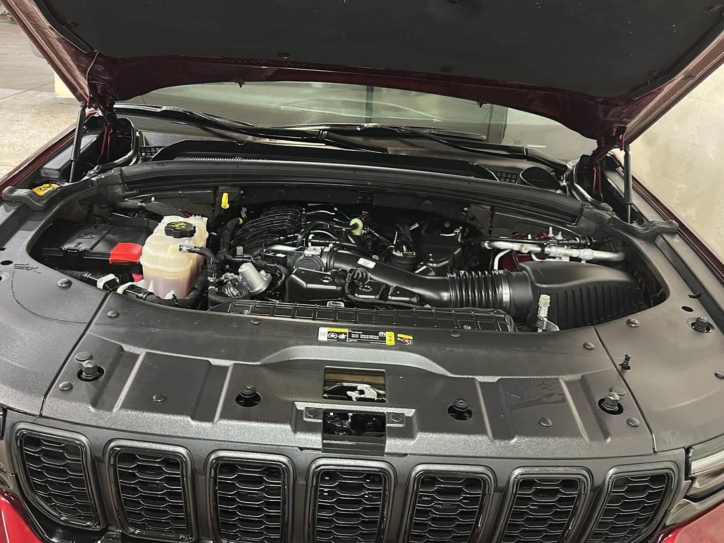 Used 2023 Velvet Red Pearlcoat Jeep Altitude X image 14