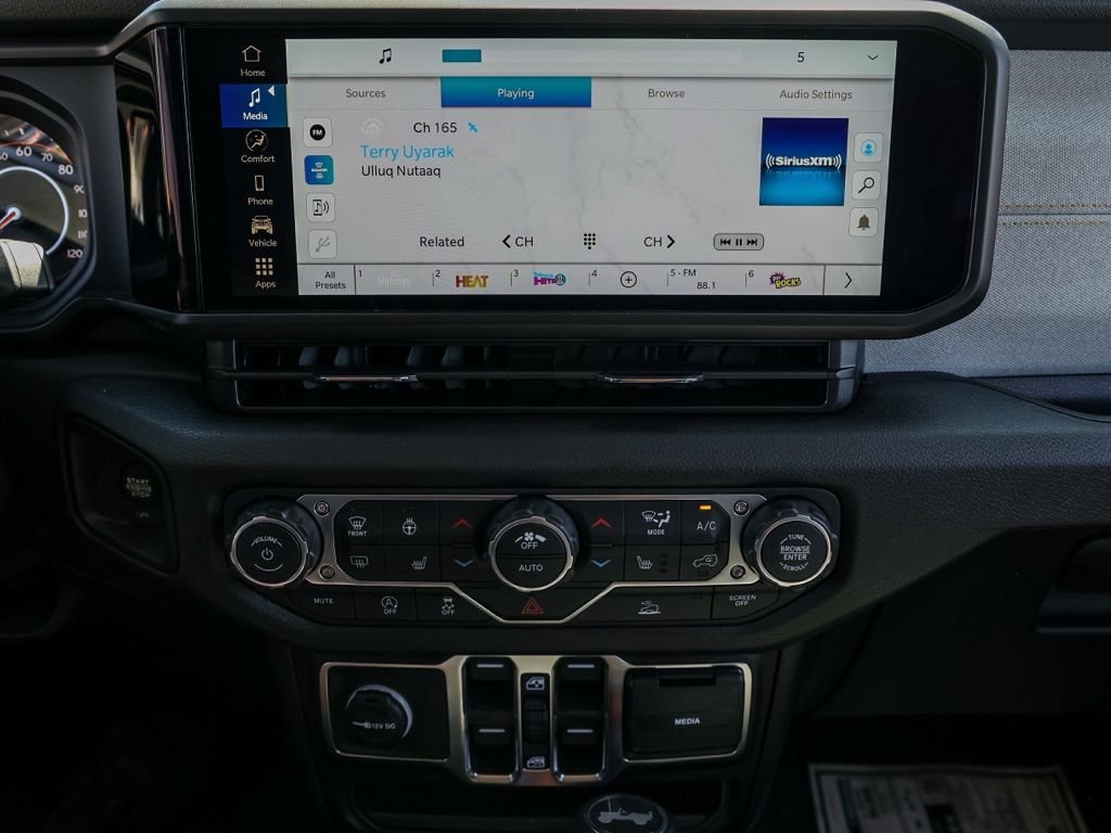 New 2026 Granite Crystal Metallic Clear-Coat Exterior Paint Jeep Sport S image 28