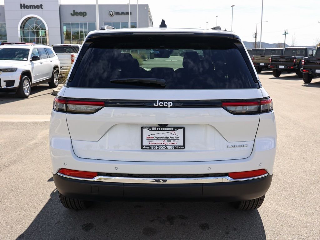 New 2026 Bright White Clear-Coat Exterior Paint Jeep Laredo X image 4