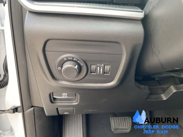 Used 2025 White Jeep Altitude image 35