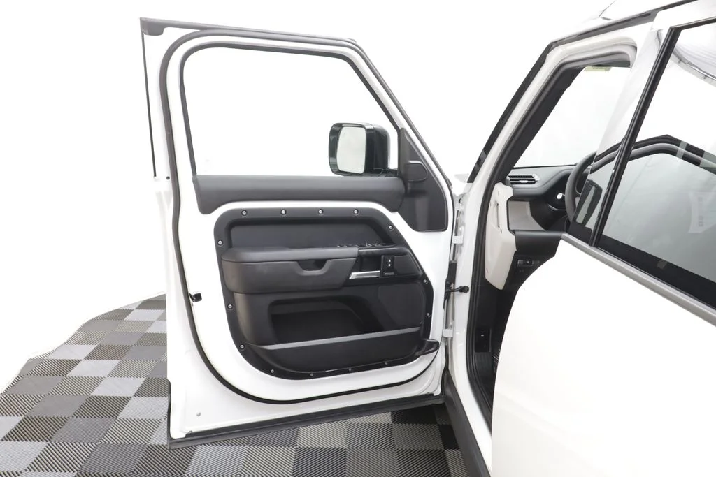 Certified Used 2025 White Land Rover X-Dynamic SE image 5