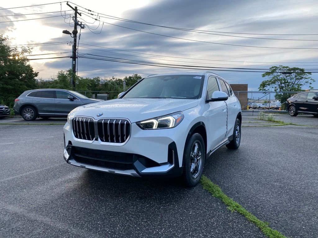 New 2026 Mineral White Metallic BMW xDrive28i image 1