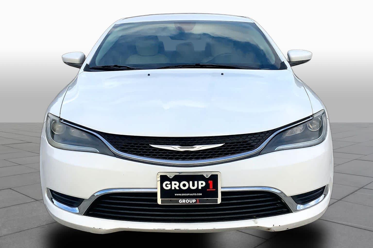 Used 2015 Bright White Clearcoat Chrysler Limited image 4