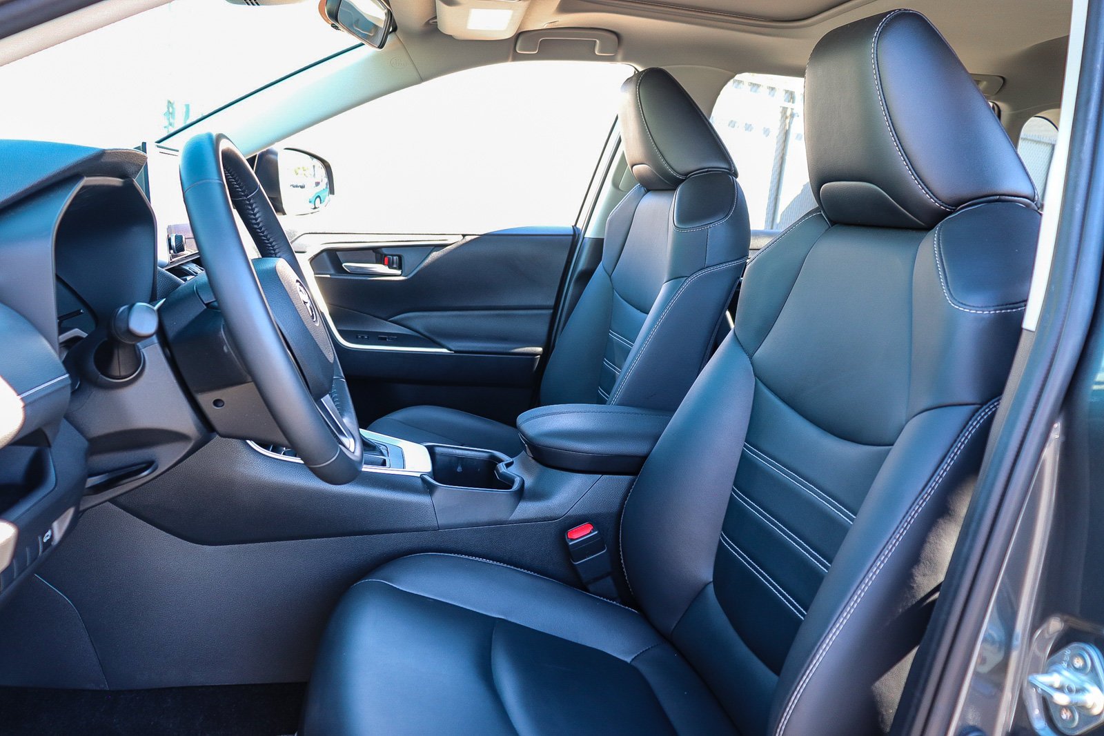 Certified Used 2025  Toyota XLE Premium image 18