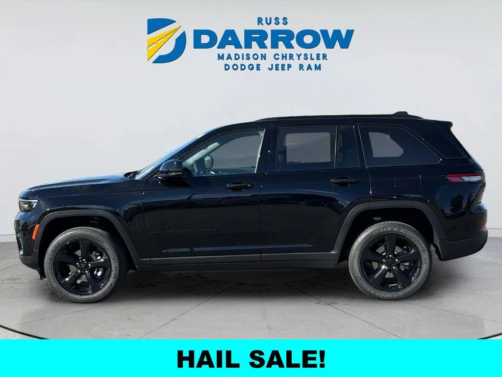 New 2025 Diamond Black Crystal Pearl-Coat Exterior Paint Jeep Laredo image 2