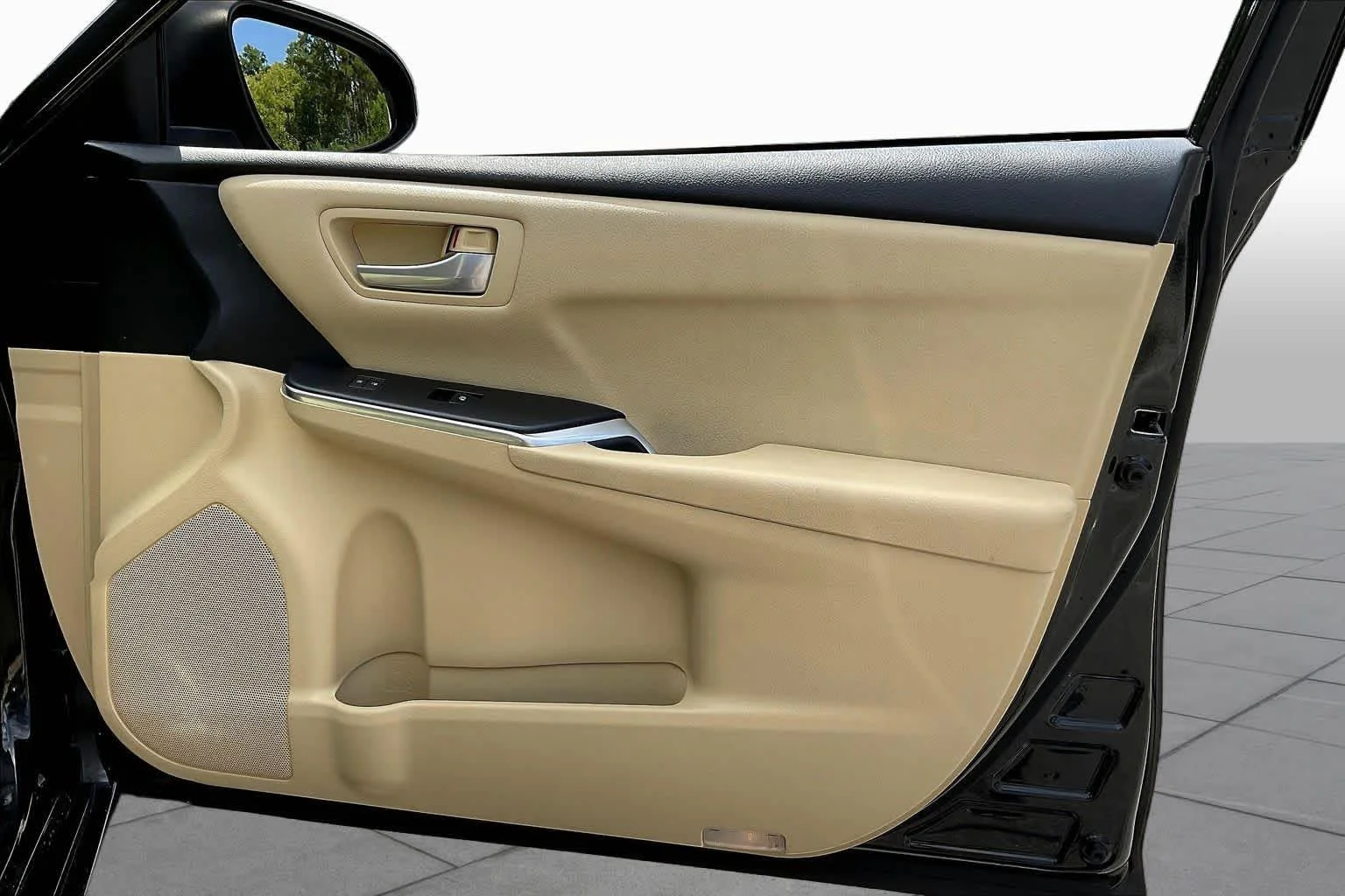 Used 2015 Attitude Black Toyota LE image 22