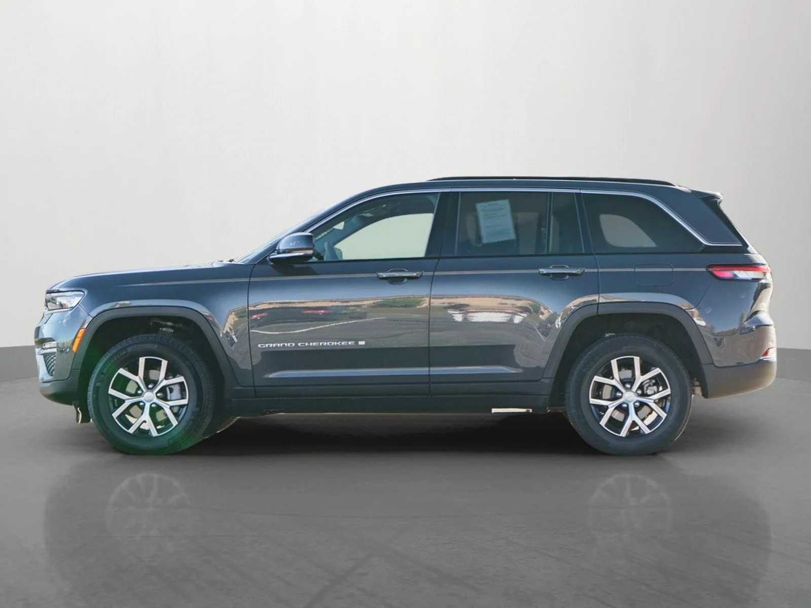 Used 2025 Baltic Gray Metallic Clearcoat Jeep Limited image 4