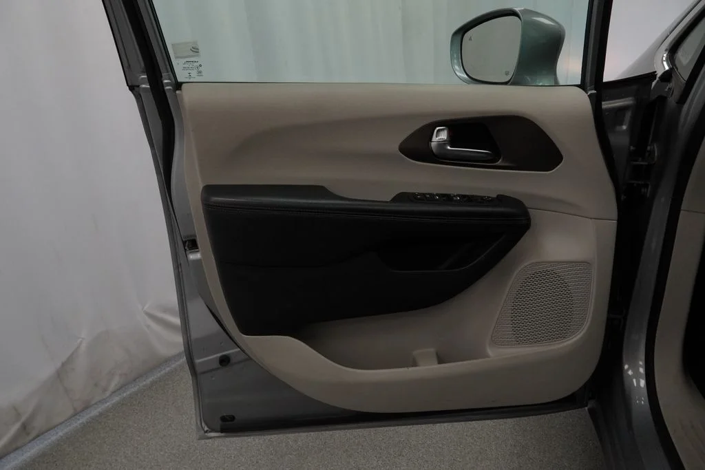 Used 2019 Silver Chrysler Touring Plus image 39