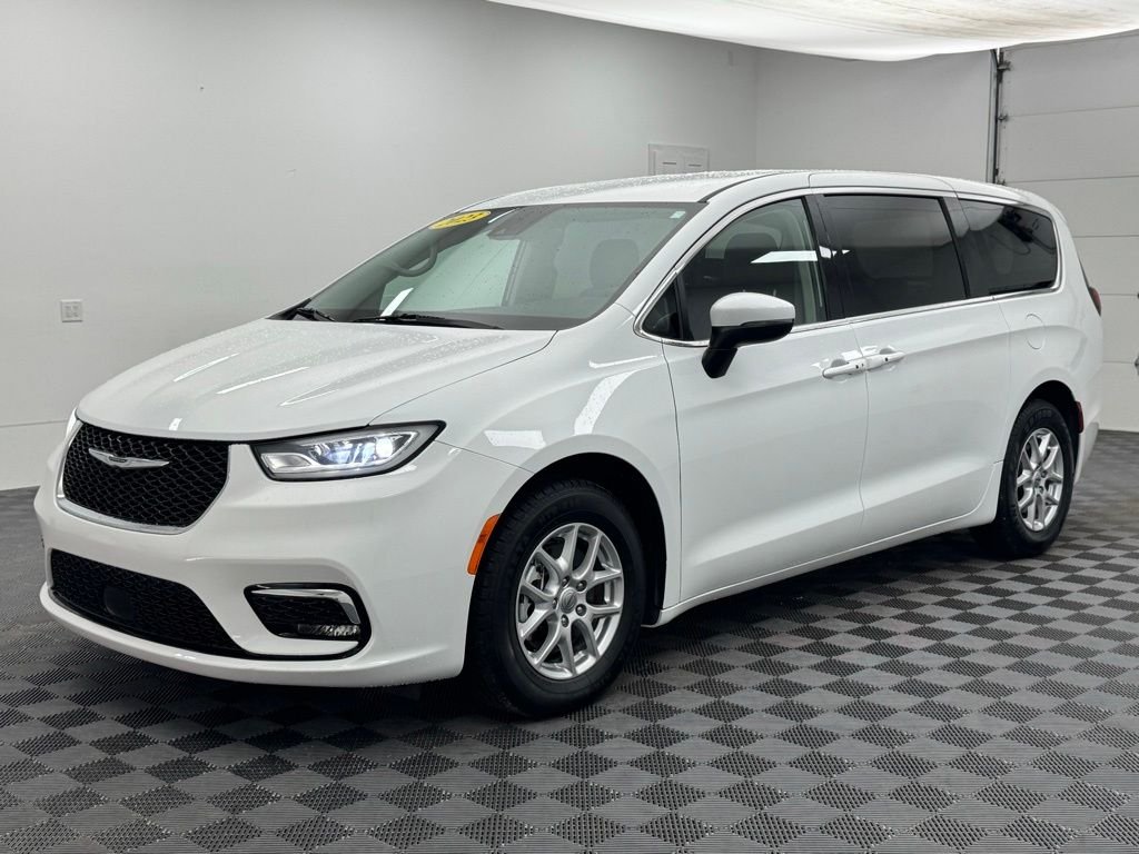Used 2023 Bright White Clearcoat Chrysler Touring L image 13