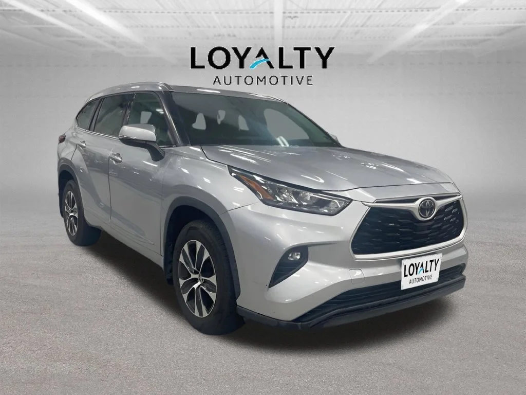 Used 2020 Silver Toyota XLE image 7