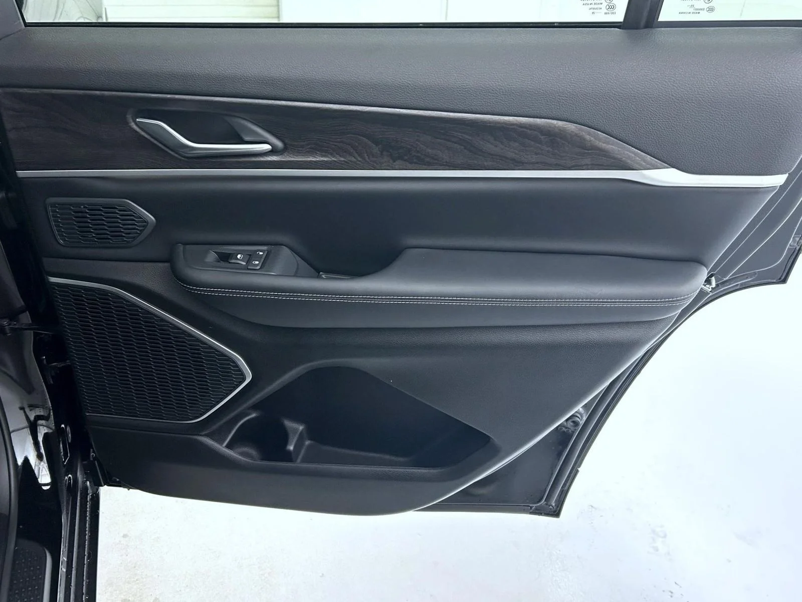 New 2026 Diamond Black Crystal Pearlcoat Jeep Limited image 17