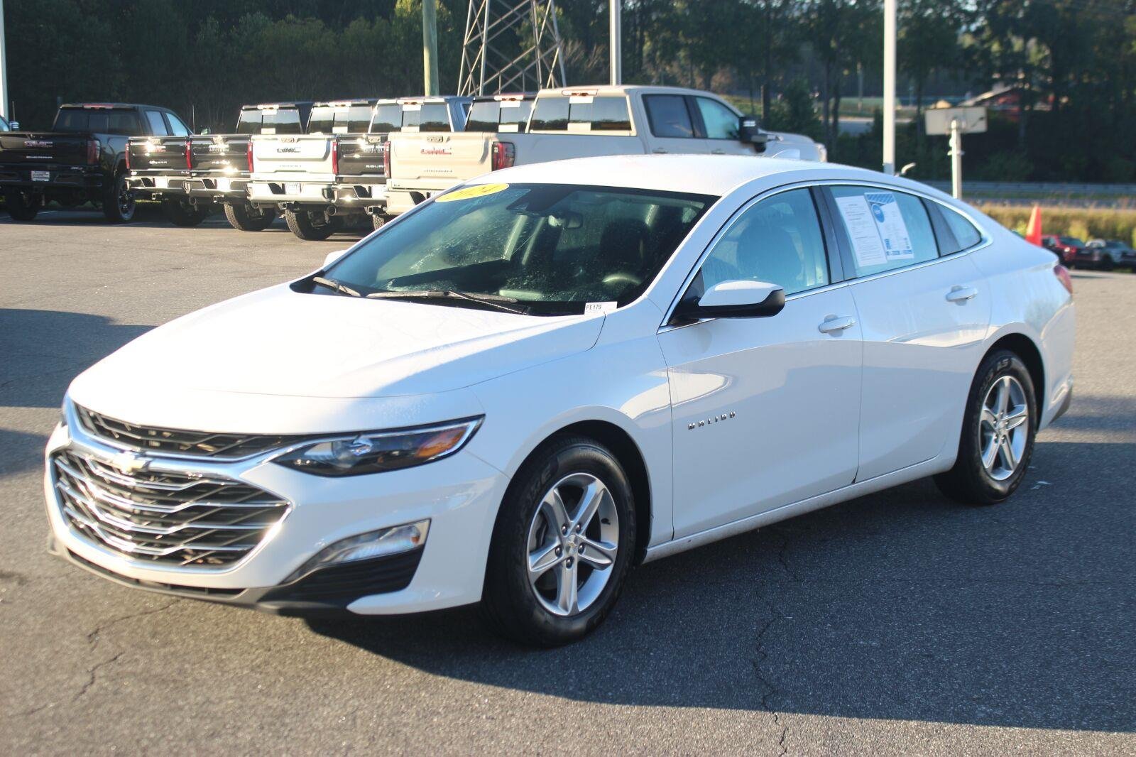 Used 2024 Summit White Chevrolet 1LT image 3