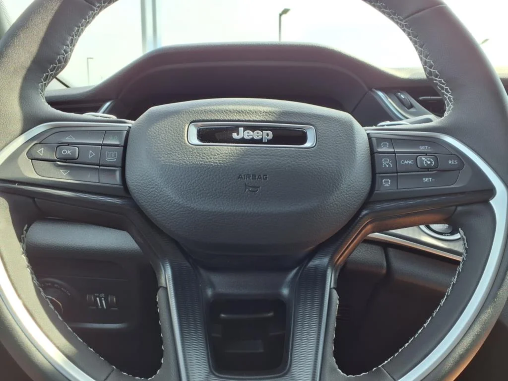 New 2025 Baltic Gray Metallic Clear-Coat Exterior Paint Jeep Altitude X image 17