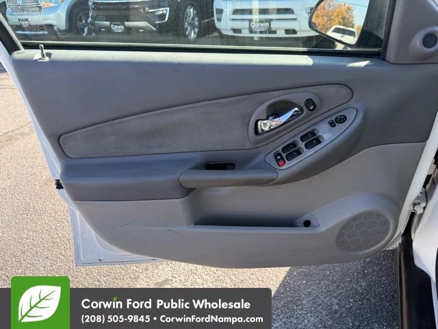 Used 2005 White Chevrolet  image 12