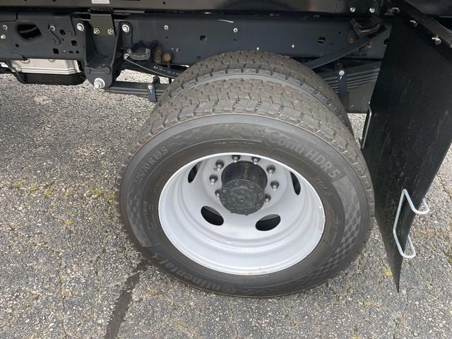 New 2026 Oxford White Ford F-550® XL image 4