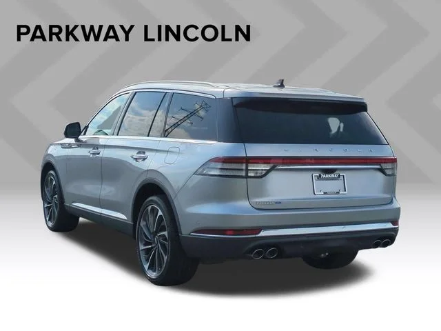 Used 2021 Silver Lincoln Reserve image 3