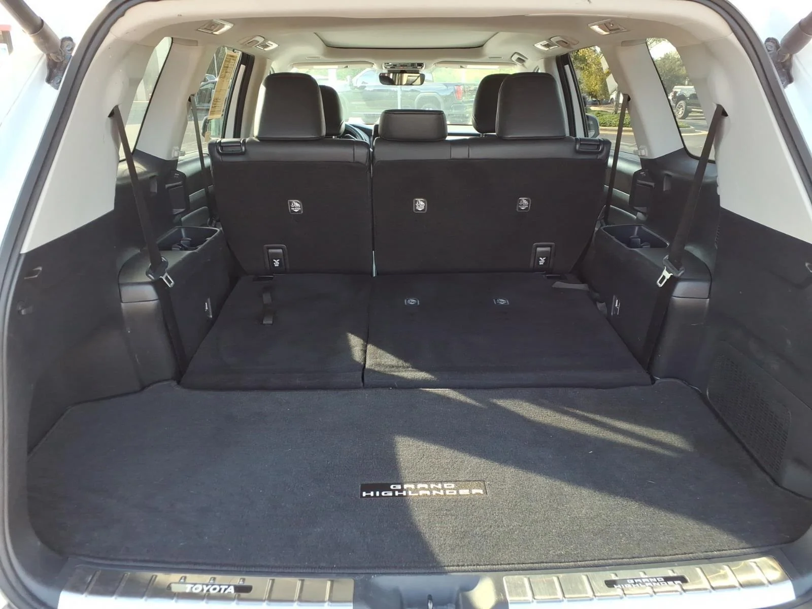 Used 2024 Wind Chill Pearl Toyota XLE image 30