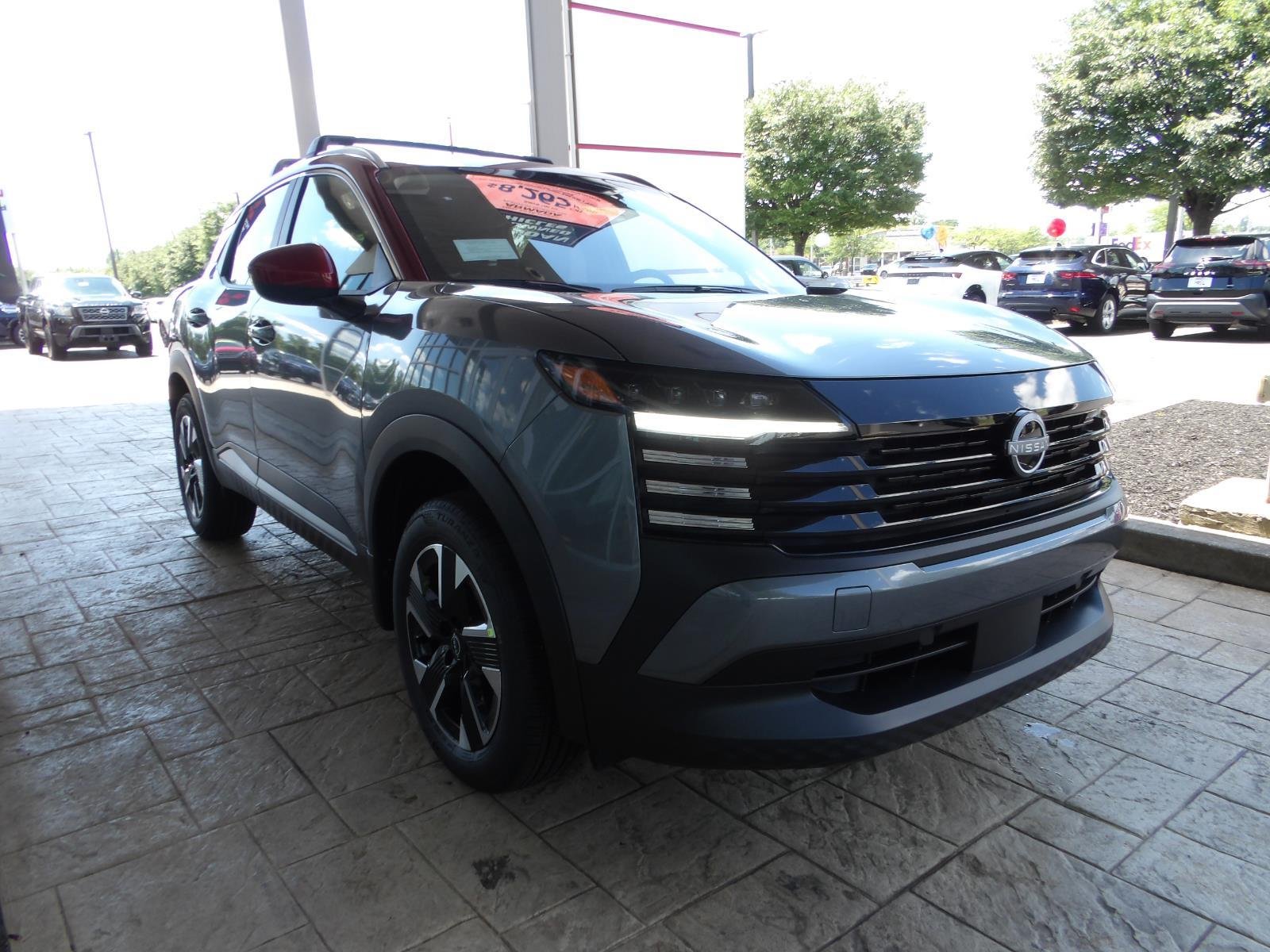 New 2026 Gun Metallic / Scarlet Ember Tintcoat Two-tone Nissan SV image 3