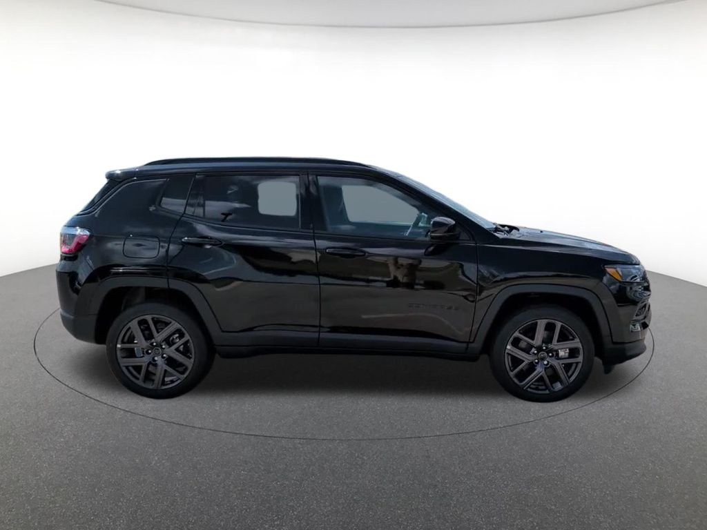 New 2026 Diamond Black Crystal Pearl-Coat Exterior Paint Jeep Limited image 5