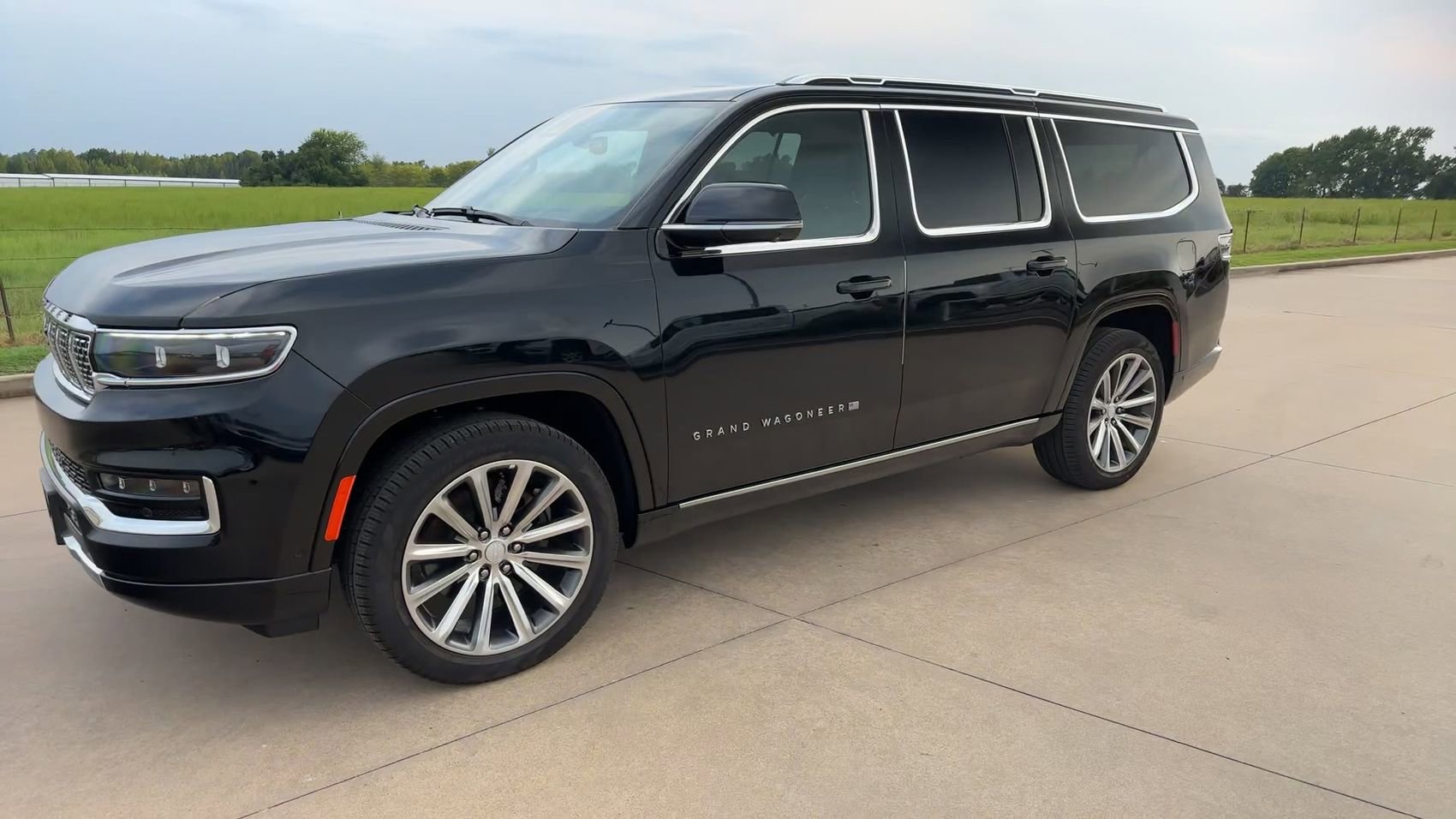 New 2024 Diamond Black Crystal Pearlcoat Jeep  image 5
