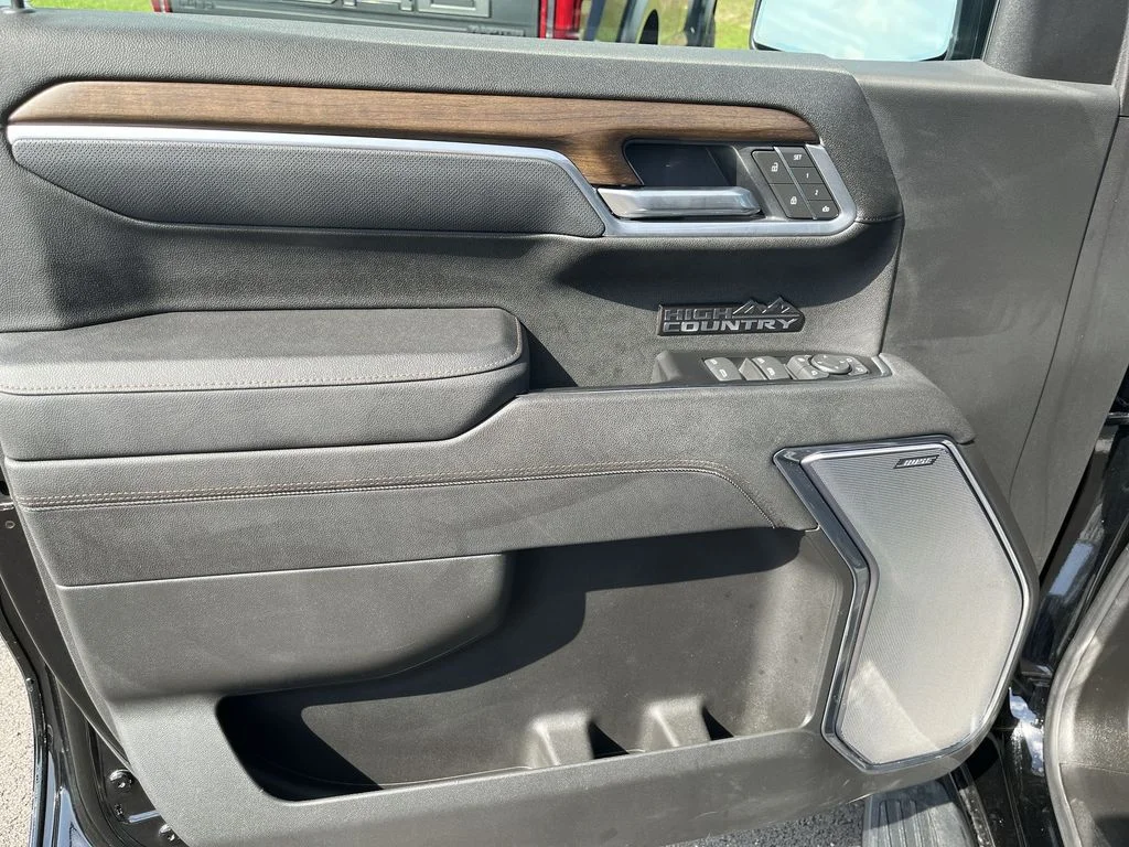 Used 2025 Black Chevrolet High Country image 13