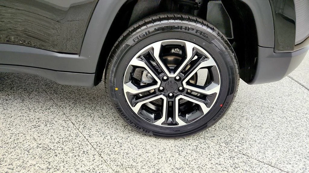 Used 2023 Diamond Black Crystal Pearlcoat Jeep Limited 4x4 image 9