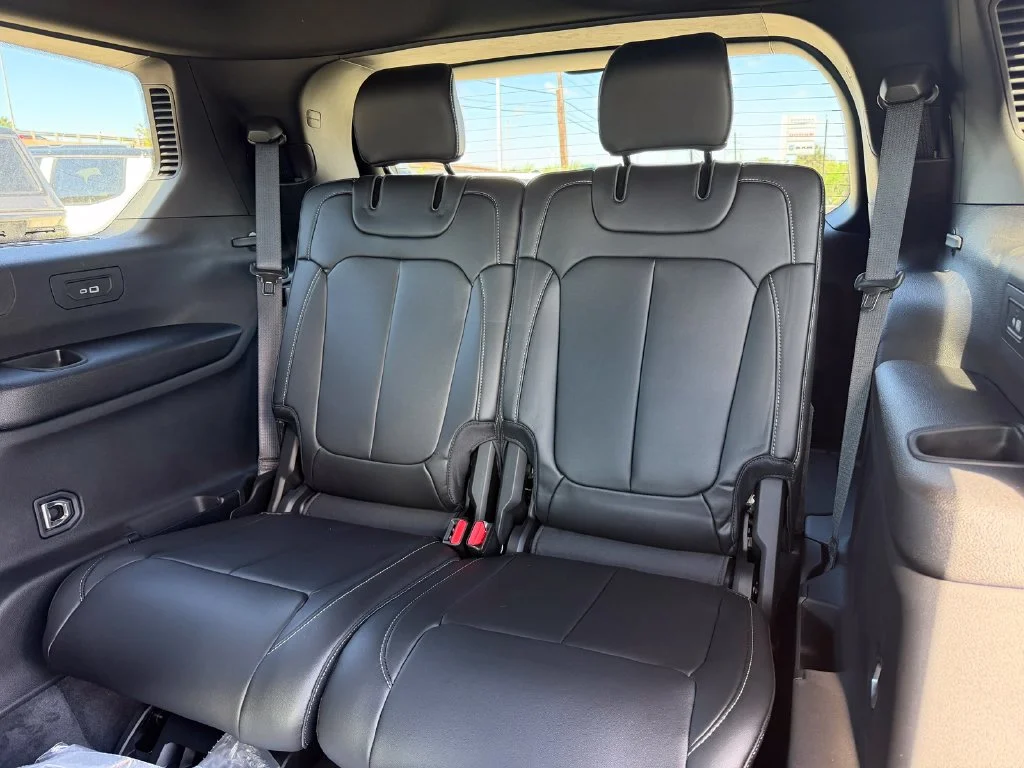 New 2027 High-Gloss Black Paint Jeep Limited image 9