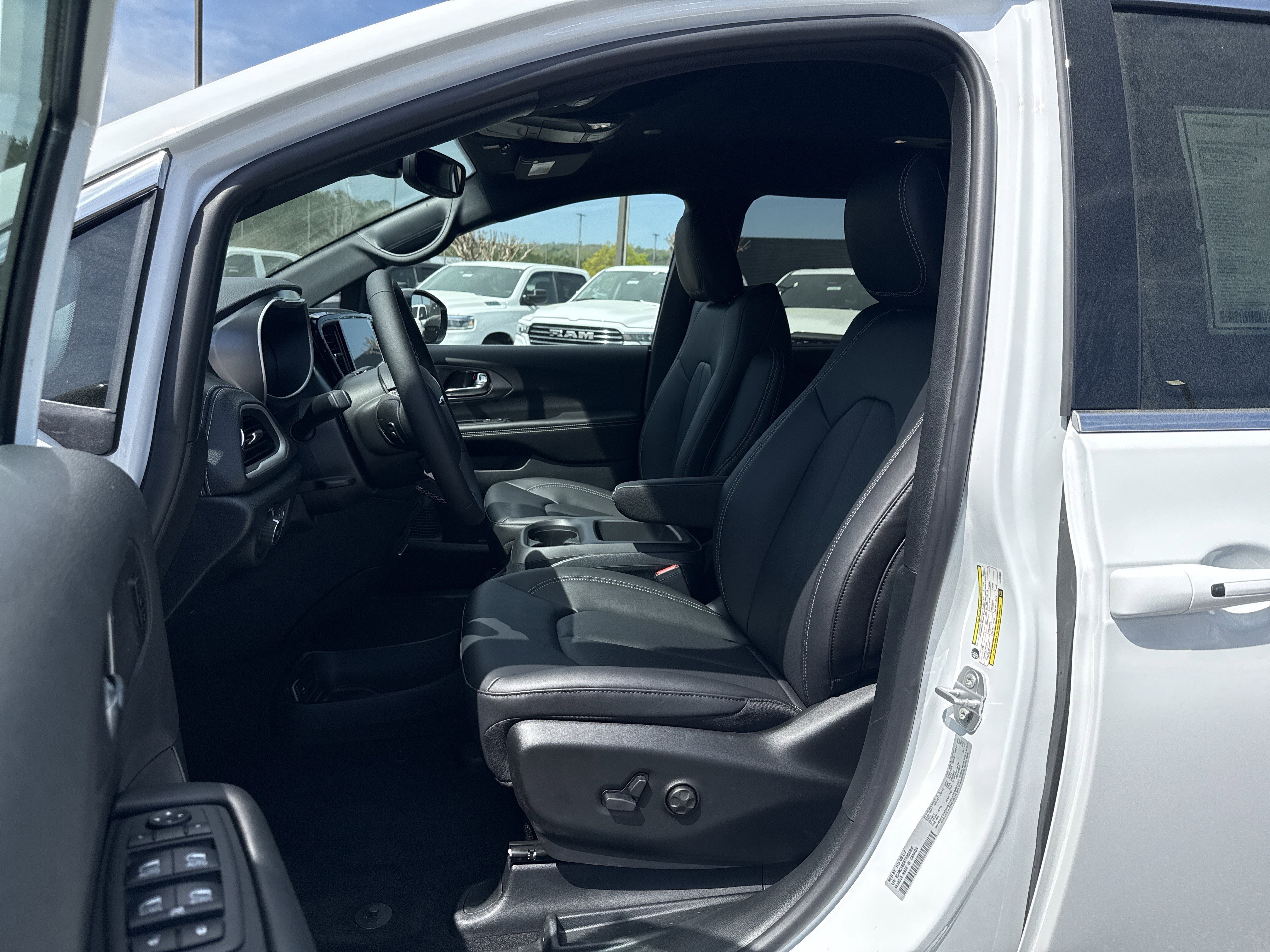 New 2026 Bright White Clear-Coat Exterior Paint Chrysler Select image 9