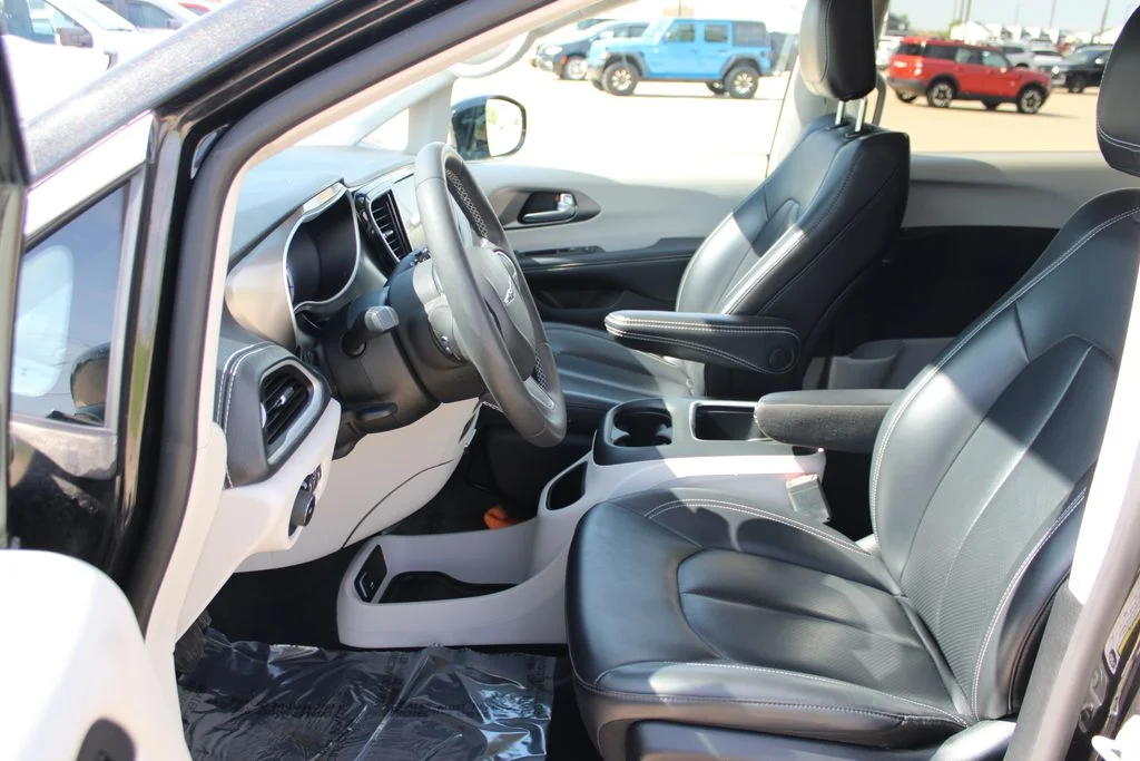 Used 2024 Black Chrysler Select image 6